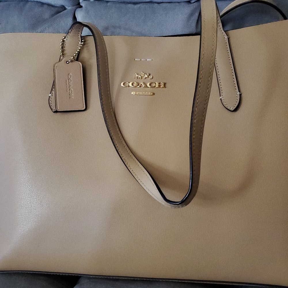Coach avenue tote bag